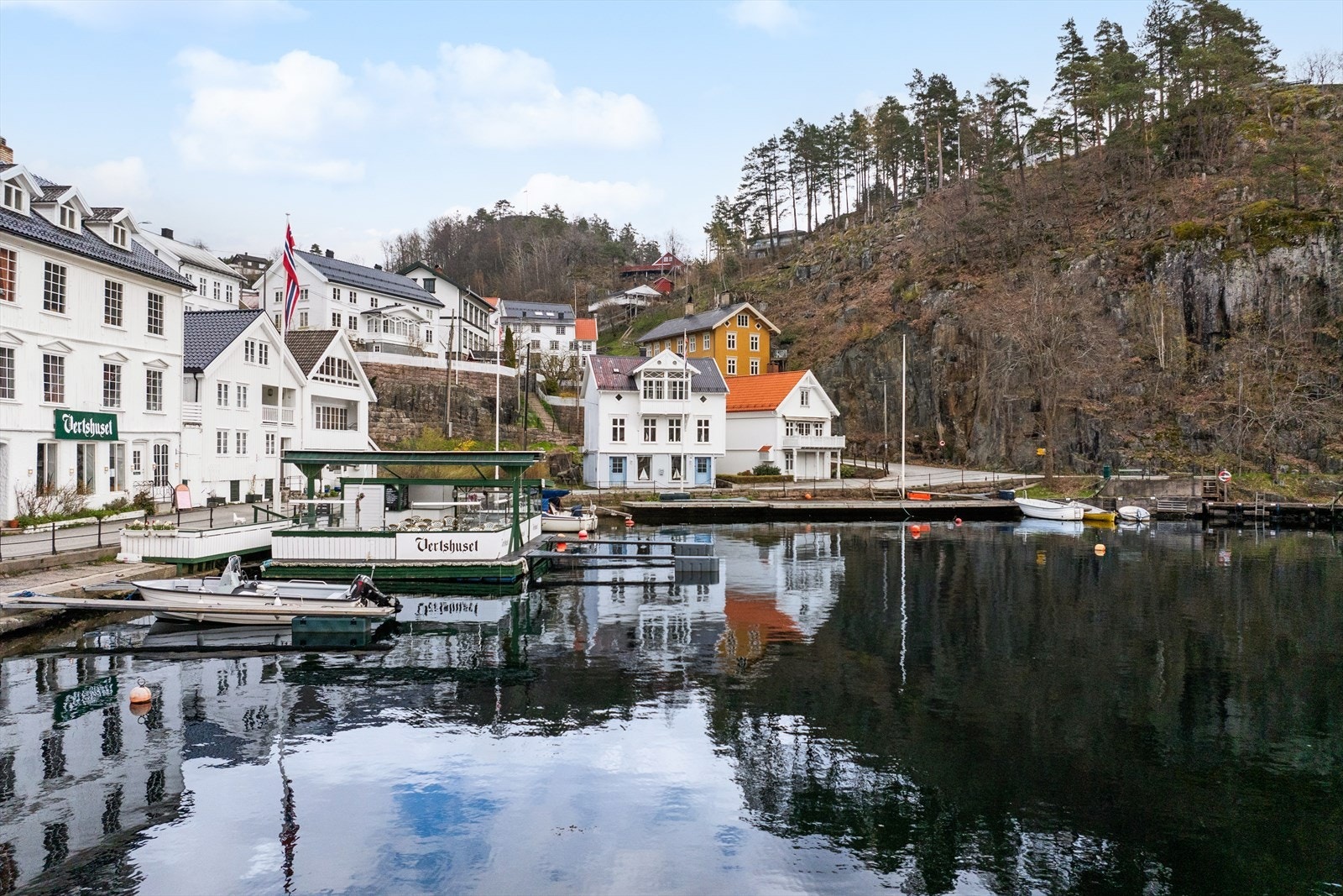 Wrold Wroldsens gate 16 ligger idyllisk til i sentrumshavna. Galleribilde