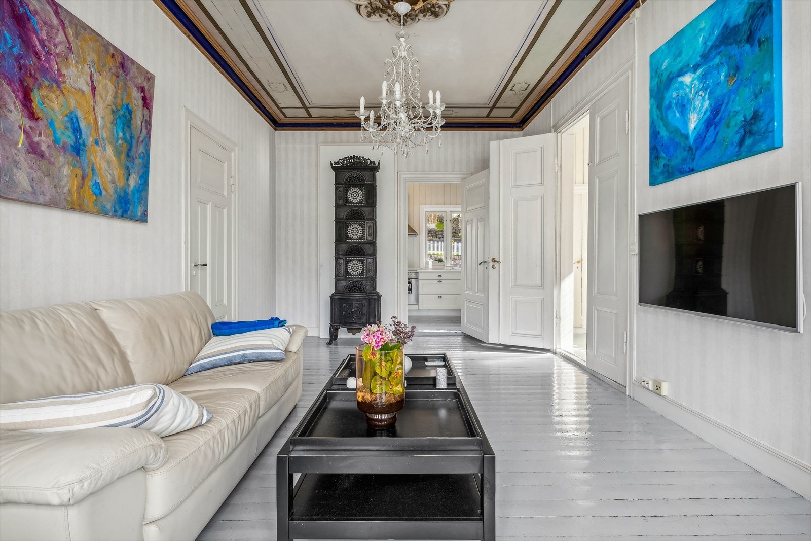 Boligens øvre etasje er innredet med to stuer. Galleribilde