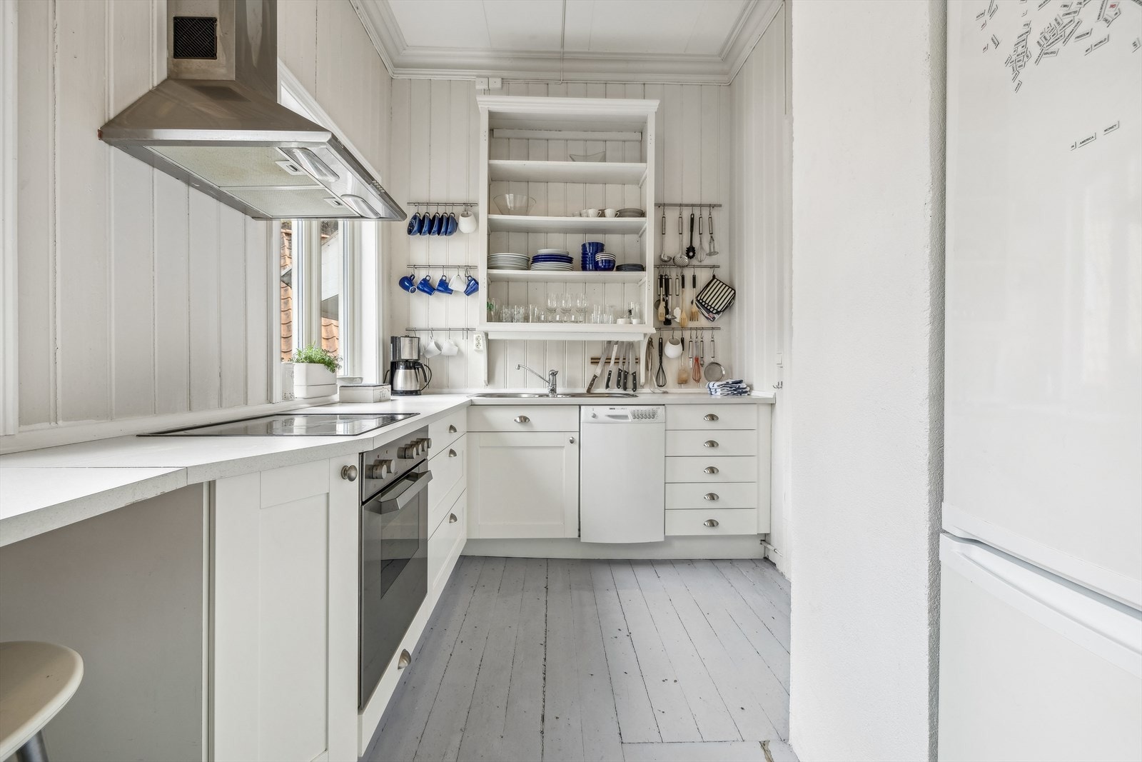 Innredningen består av underskap med malte fronter og laminert benkplate. Galleribilde