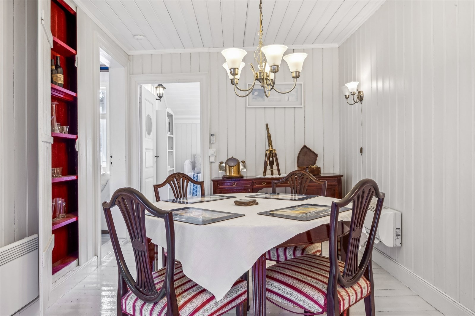 Boligens øverste etasje gir mulighet for å ha en tv-stue og en spisestue. Galleribilde