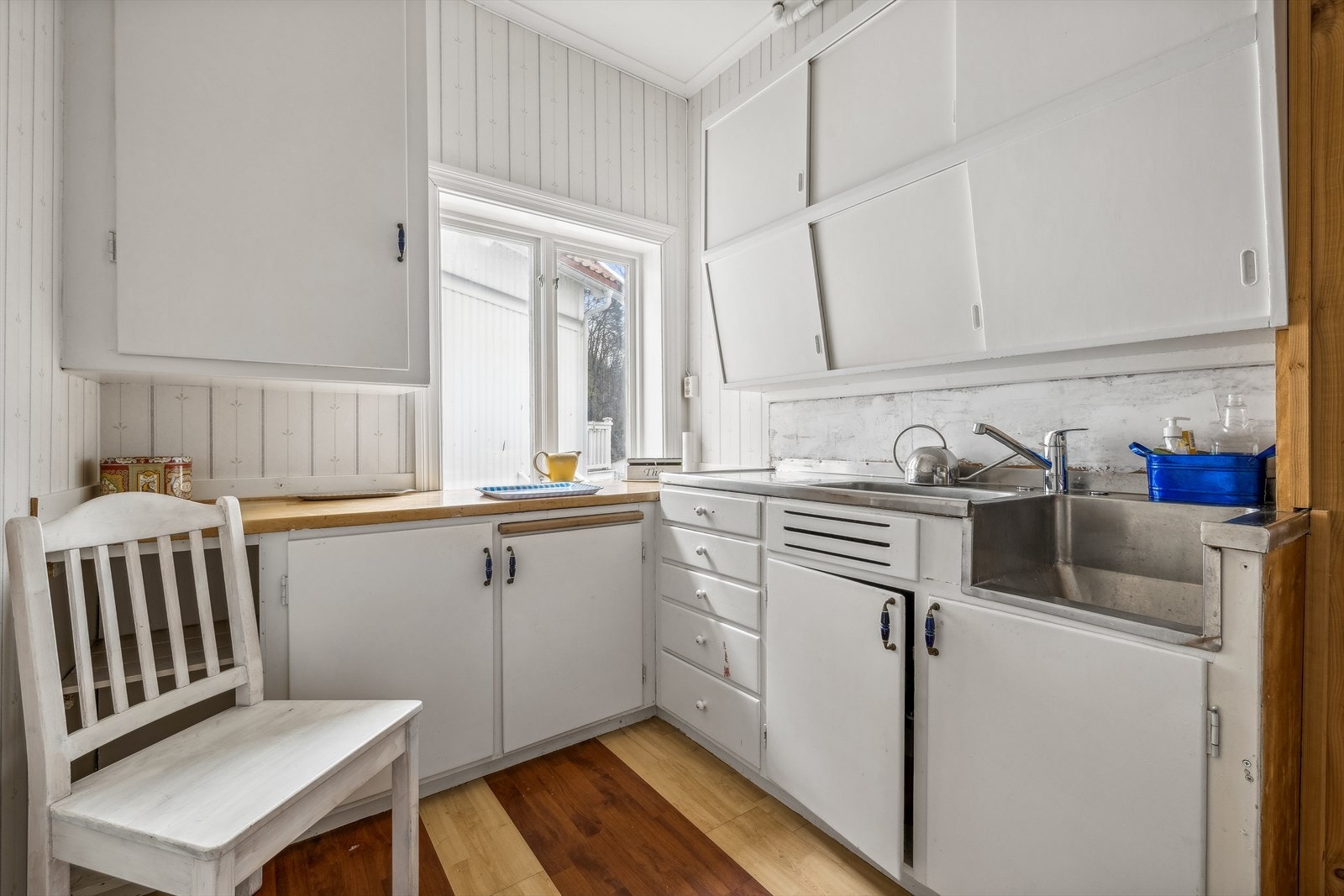 Kjøkkenet i andre etasje består av enkel 50-talls innredning med over- og underskap, samt utslagsvask. Galleribilde