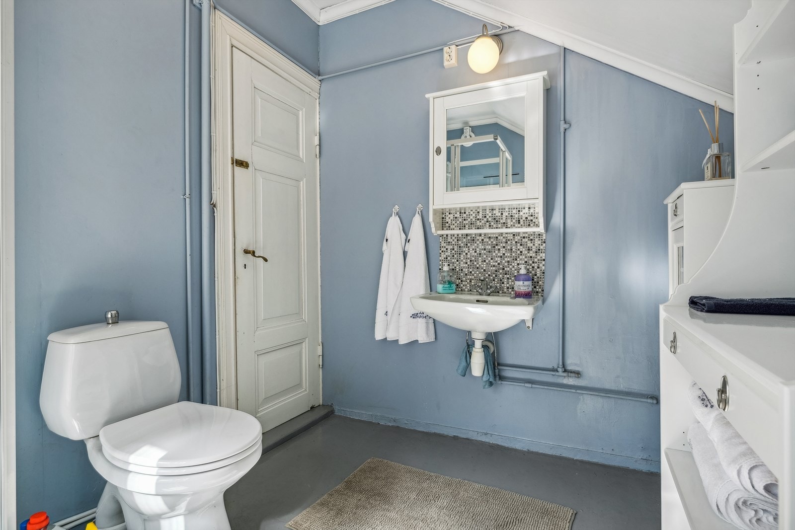 Badet er innredet med servant, toalett og dusjkabinett. Galleribilde