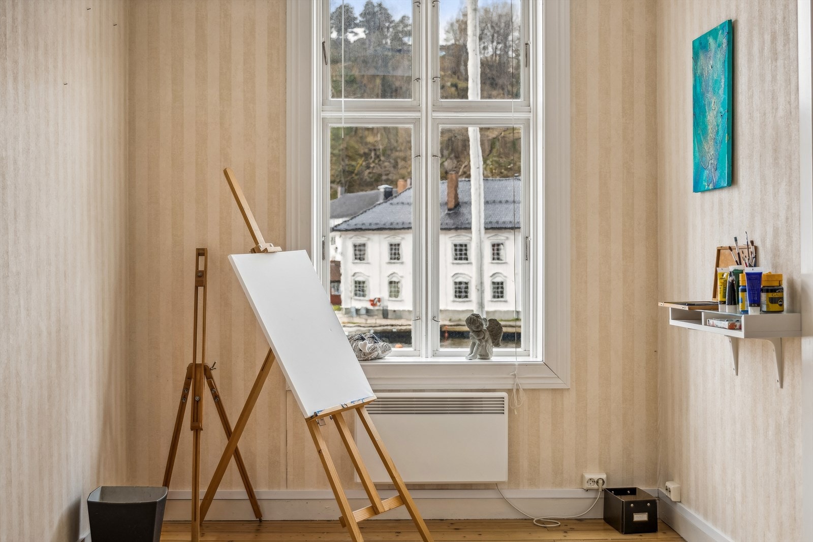 Stuen har flere store vinduflater som gir pen utsikt og godt med lys inn. Galleribilde