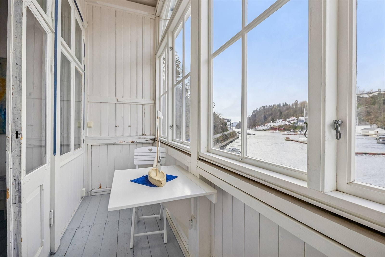 Balkongen blir en naturlig forlengelse av stuen, hvor man har nydelig utsikt mot havna og havet. Galleribilde