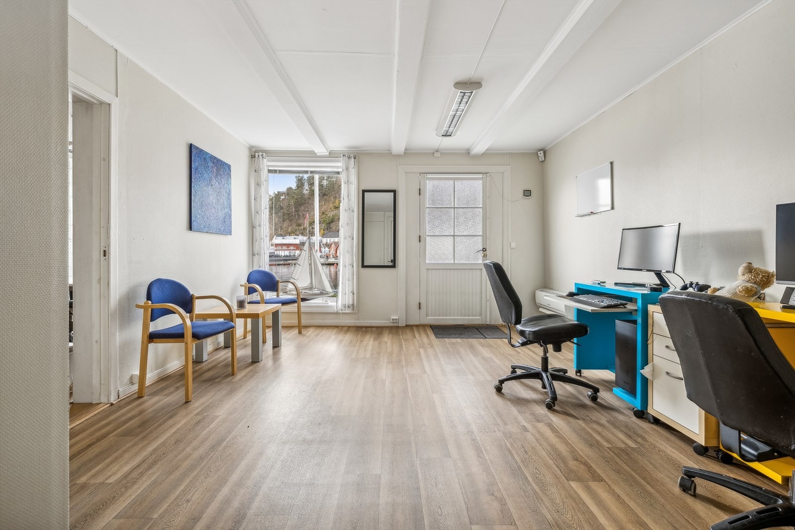 Det er også egen adkomst til butikk/næringsdelen fra utsiden av bygget. Galleribilde