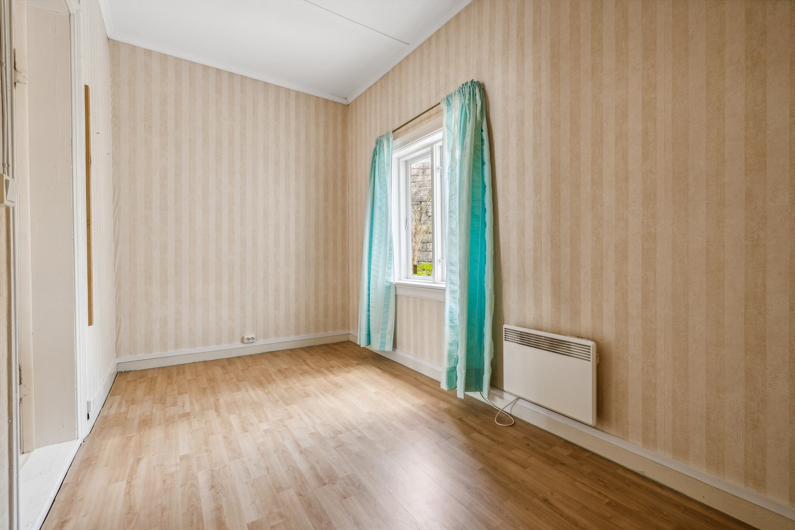 Det er også etablert et soverom i andre etasje med plass til ønsket soveromsmøblement. Galleribilde