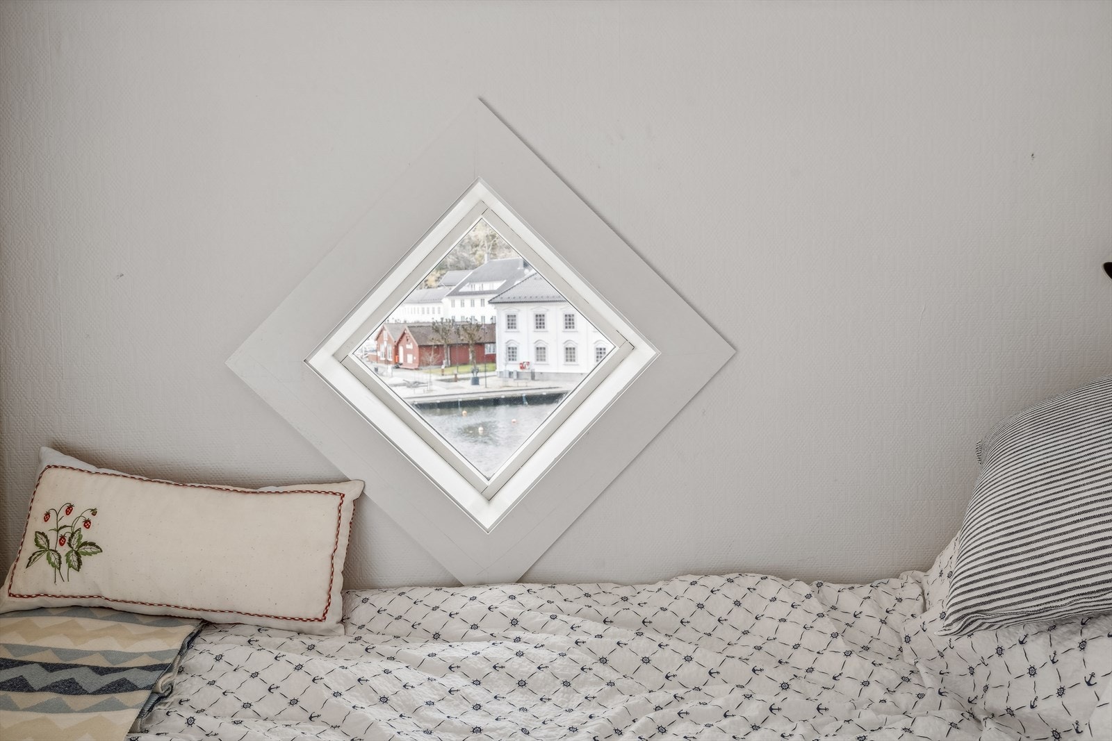 Begge soverommene er av lys utførelse. Galleribilde