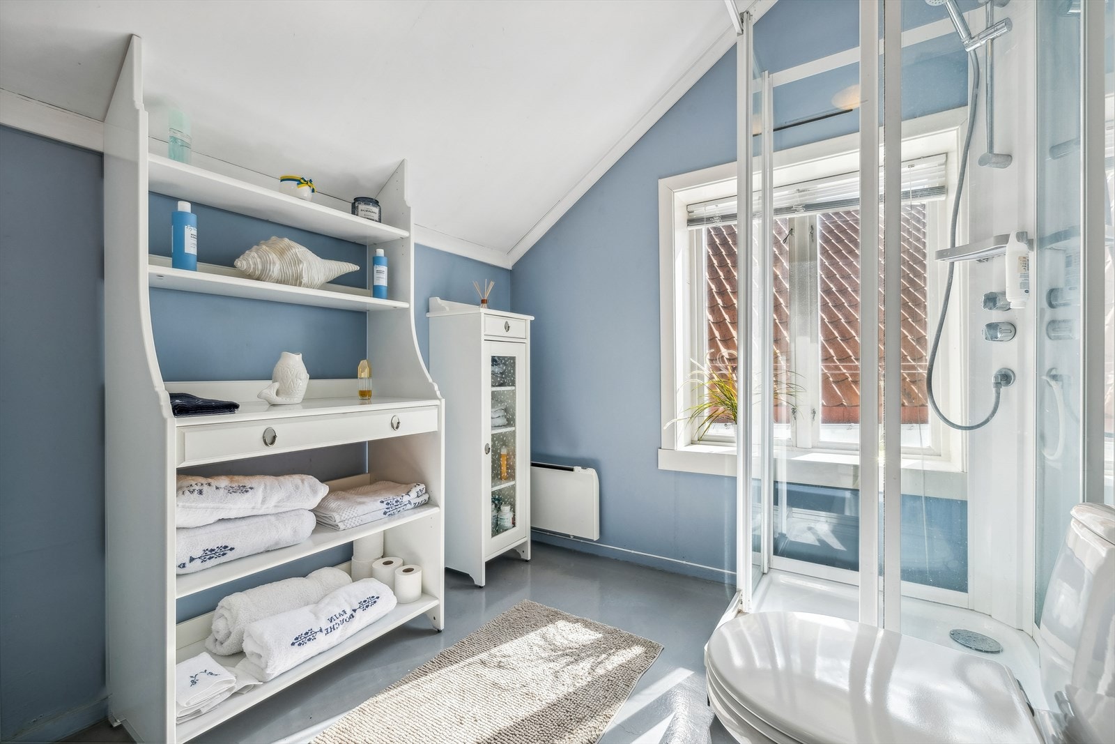 Badet ligger i tredje etasje i felles gang/trapperom mellom etasjene. Galleribilde