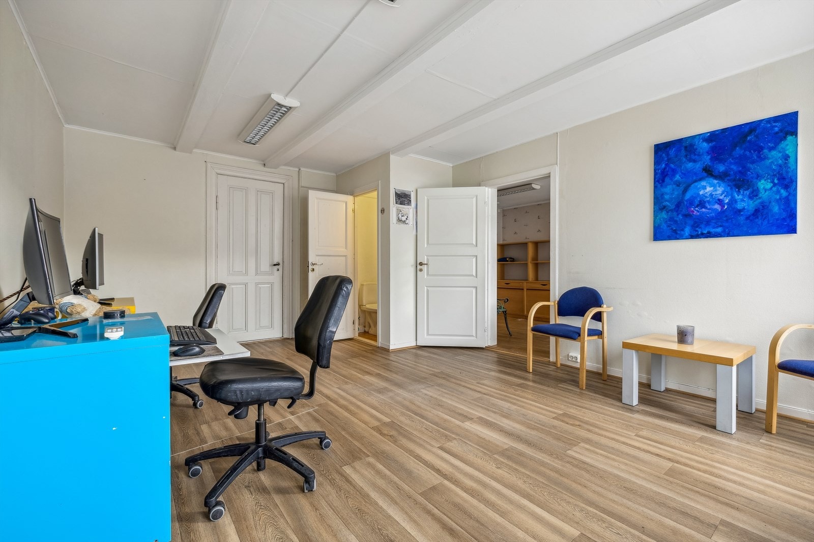 Butikk/næringsdel innredet som kontor. Galleribilde