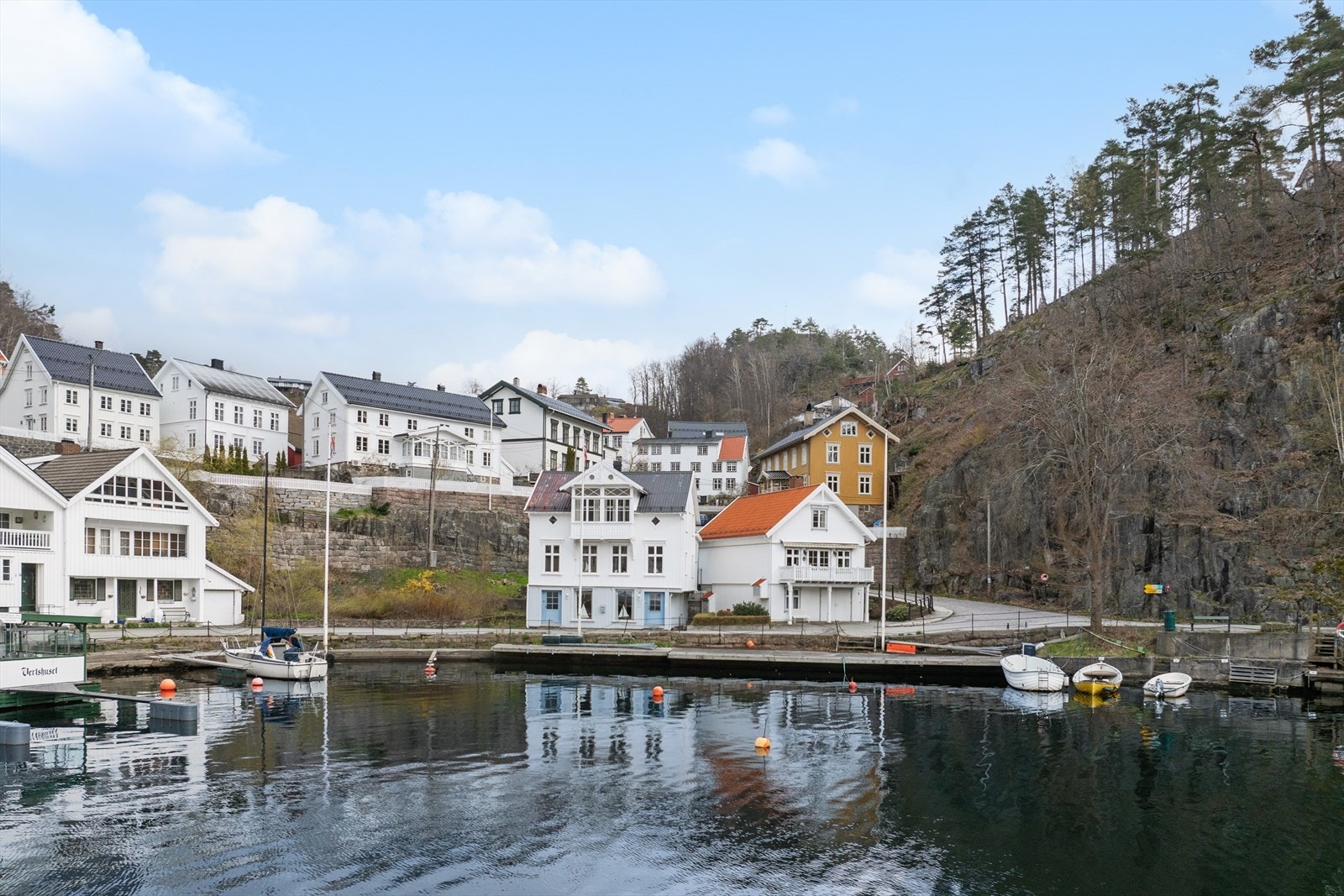 Tilhørende eiendommen er det også en egen brygge. Galleribilde