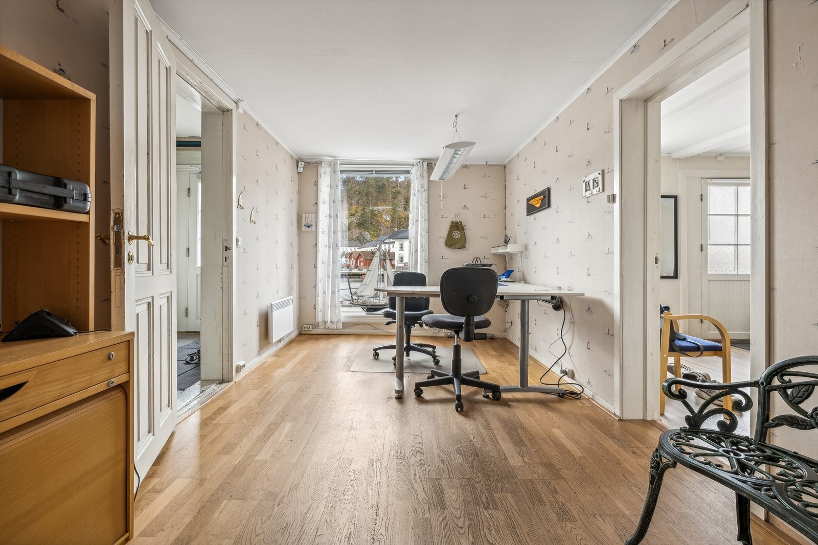 Butikk/næringsdel innredet som kontor. Galleribilde