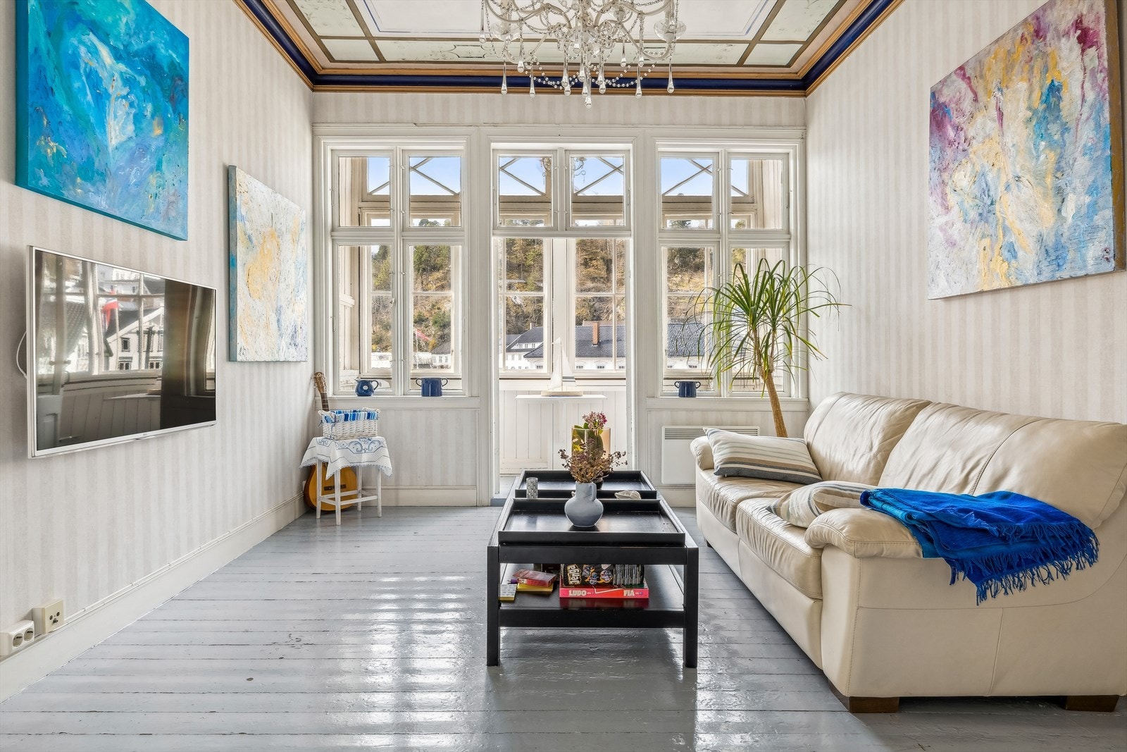 Fra tv-stuen er det adkomst til en herlig innglasset balkong. Galleribilde