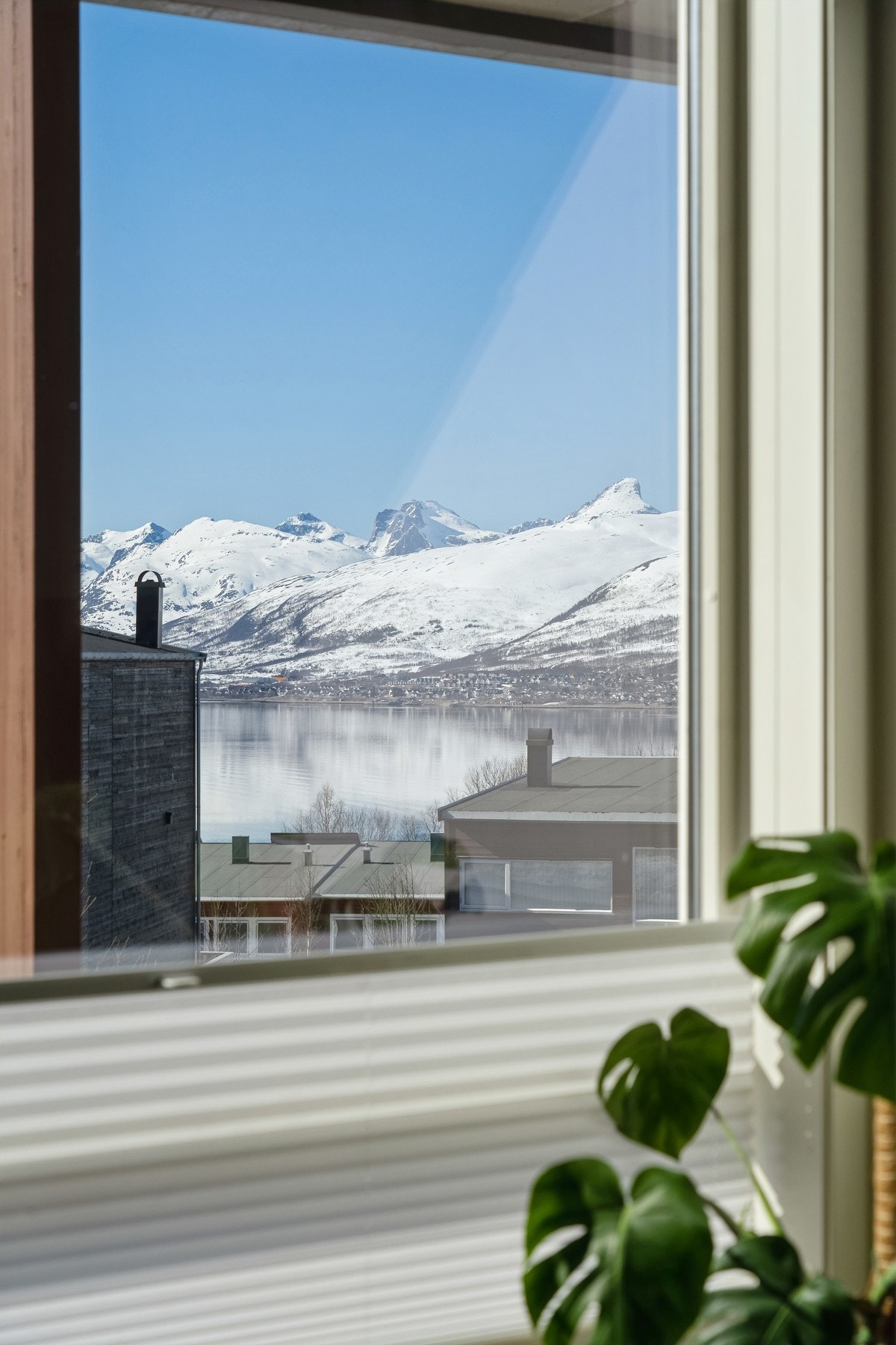 Nydelig utsikt mot Kvaløyas majestetiske fjell. Galleribilde