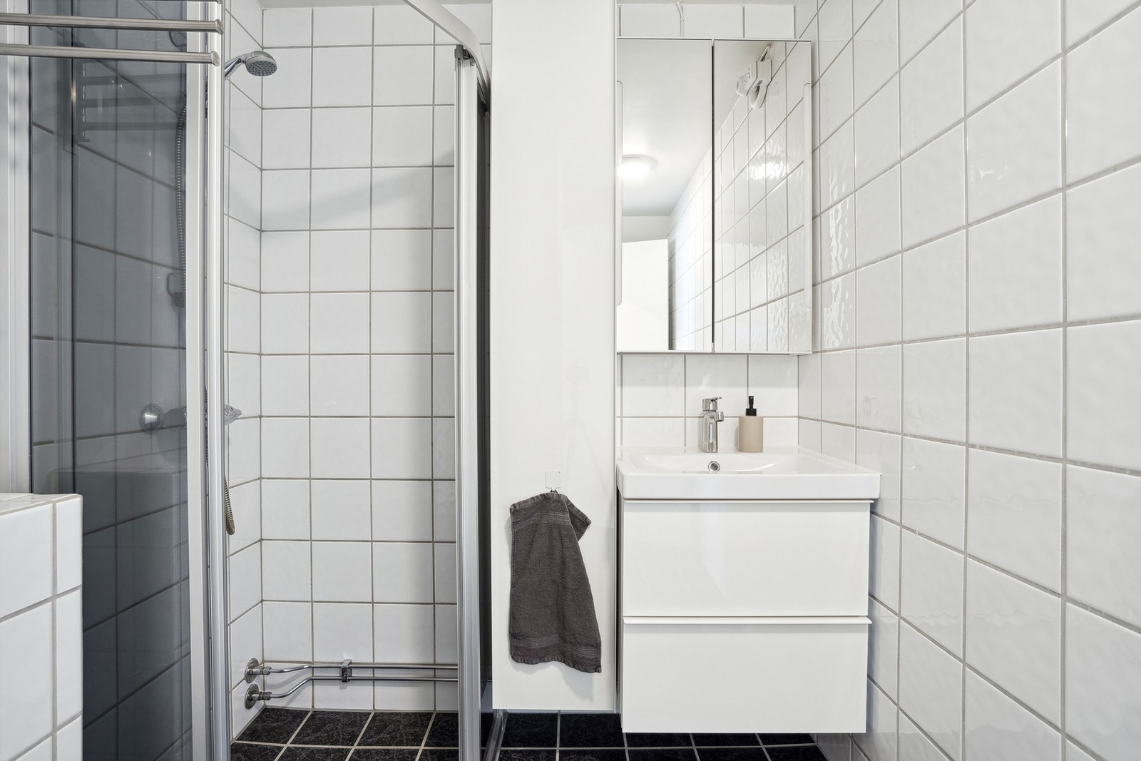Badet har dusjhjørne og opplegg for vaskemaskin og tørketrommel. Galleribilde