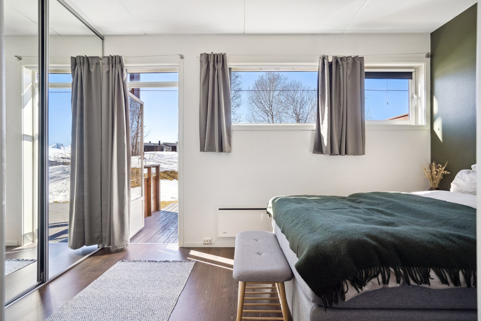 Soverommet har også utgang til sørvendt terrasse med svært gode solforhold. Galleribilde