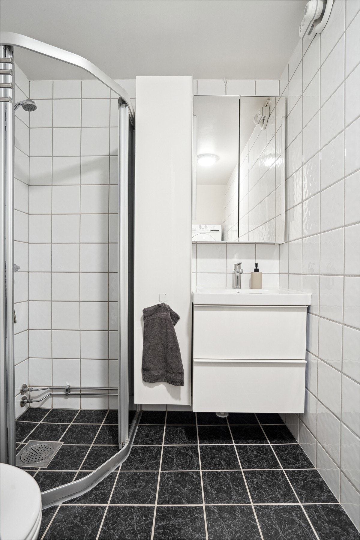 Komplett flislagt bad i tidløs utførelse. Galleribilde