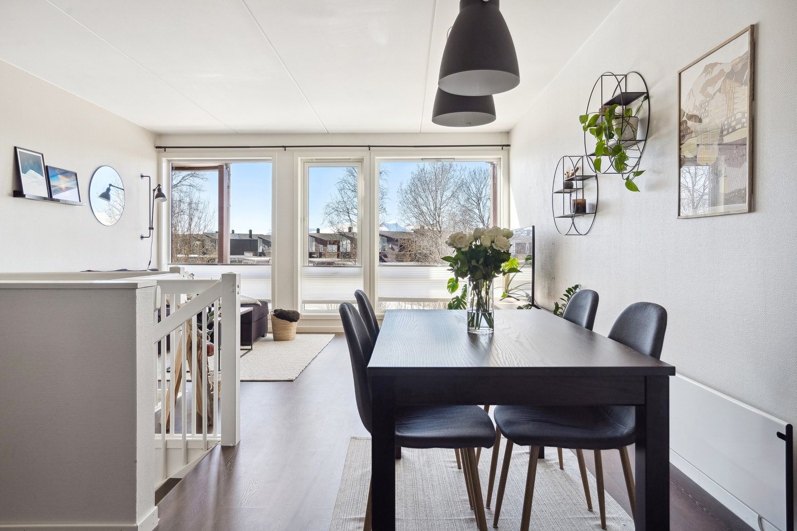 God plass til spisebord av ønsket størrelse. Galleribilde