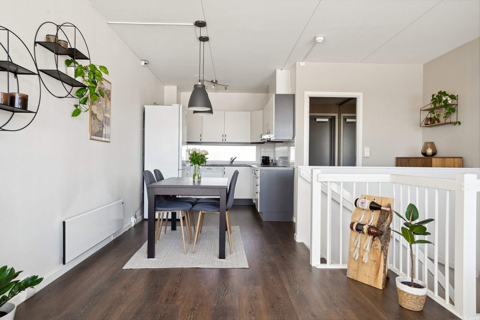 Leiligheten har en fin planløsning som går over 2 plan med åpen stue/kjøkkenløsning oppe og bad, soverom og utgang til terrasse nede. Galleribilde