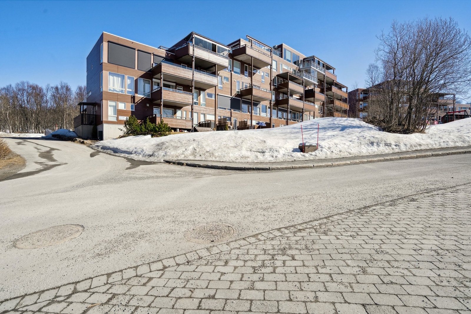 Sameiet har pent opparbeidede uteområder med felles plen og uteareal. Galleribilde