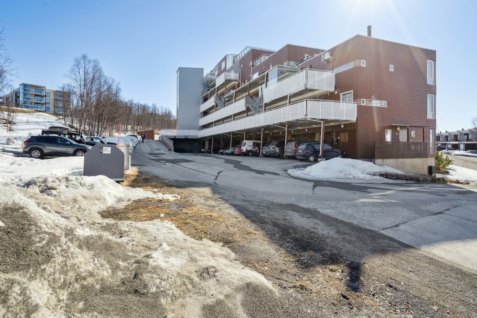 Blokkas ankomst med carporter. Galleribilde