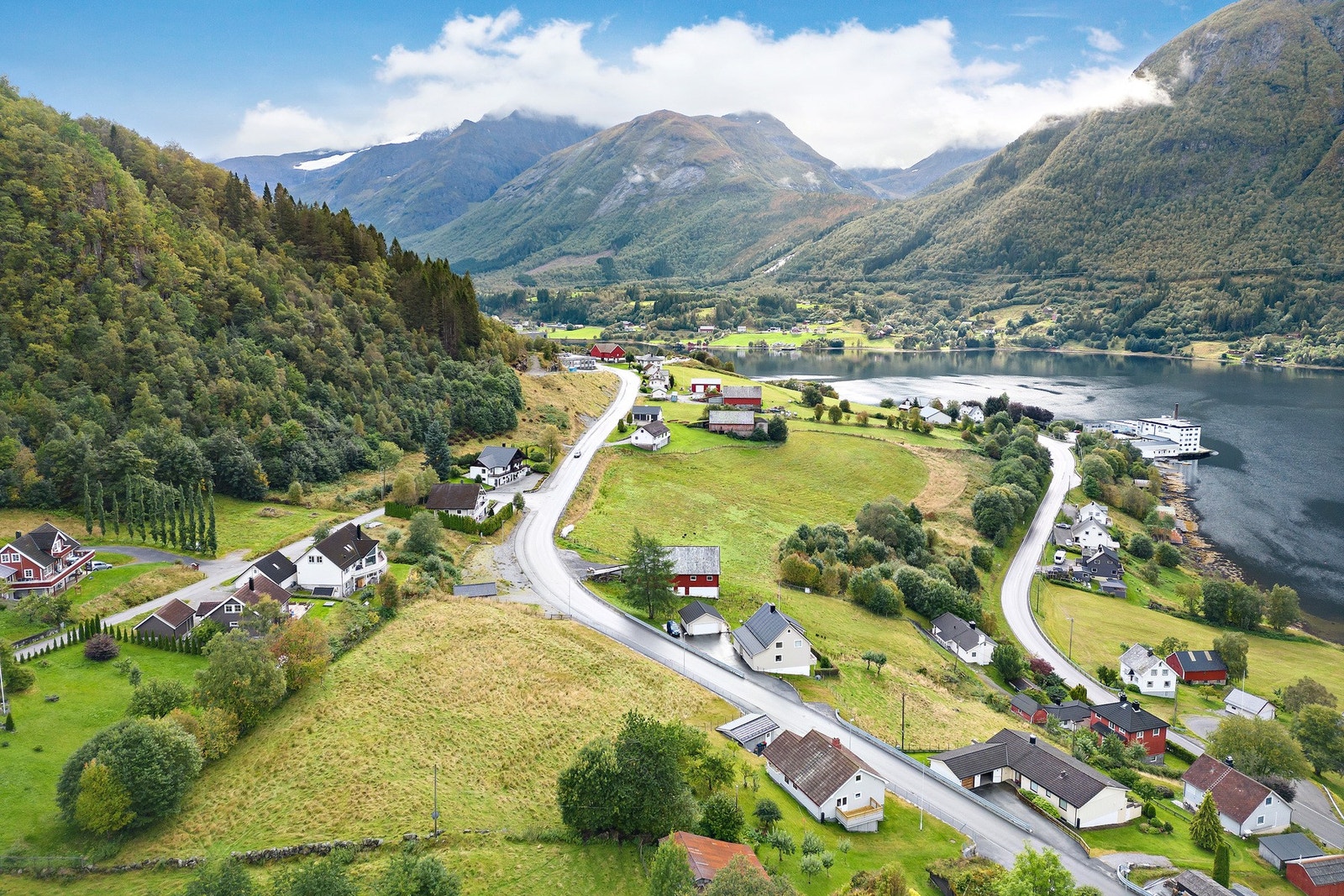 Tomten er på cirka 4,9 mål og ligger i et lett skrående terreng. Galleribilde