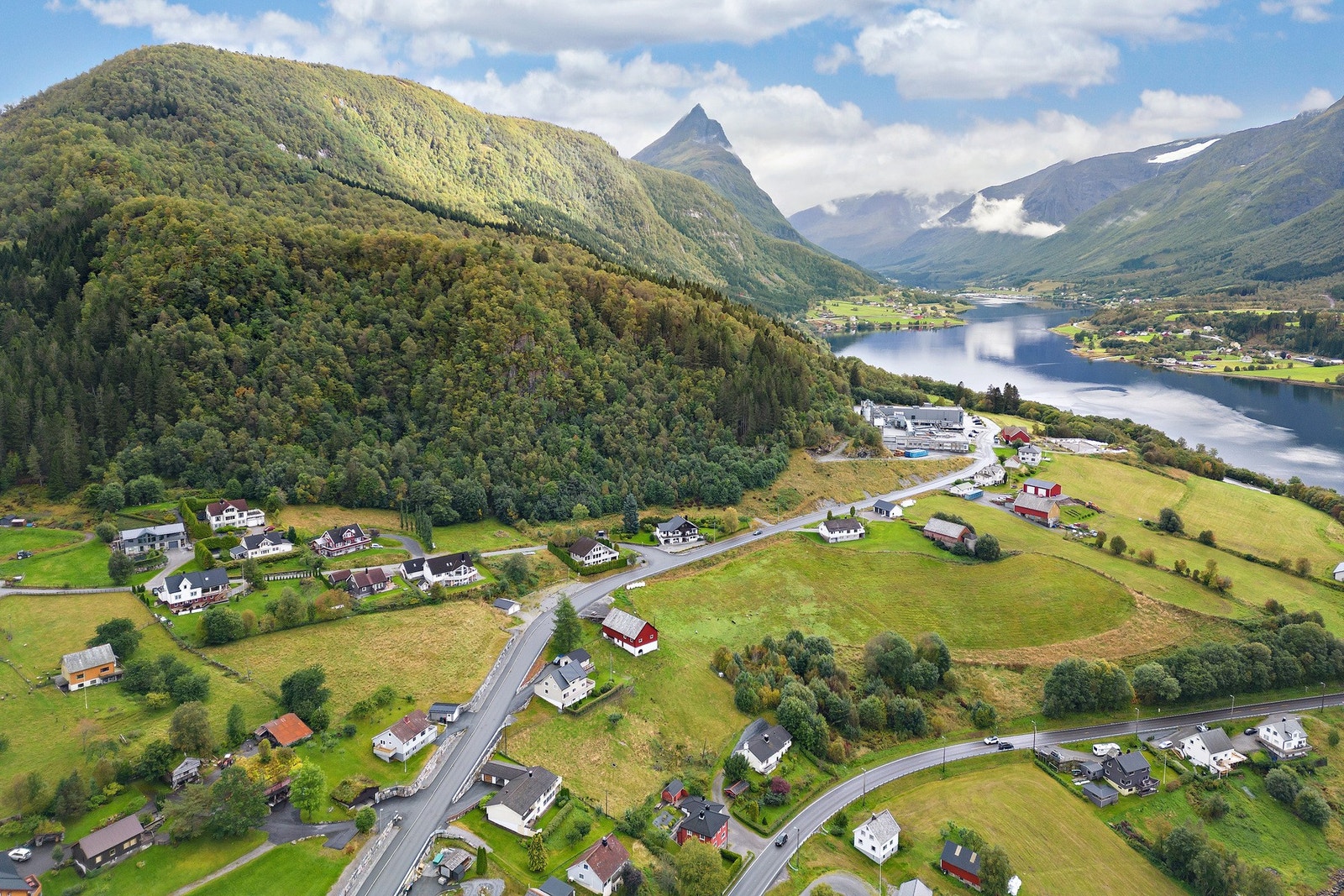 Fra eiendommen er det flott utsikt mot Sykkylvsfjorden, Storfjorden og omkringliggende fjell. Galleribilde