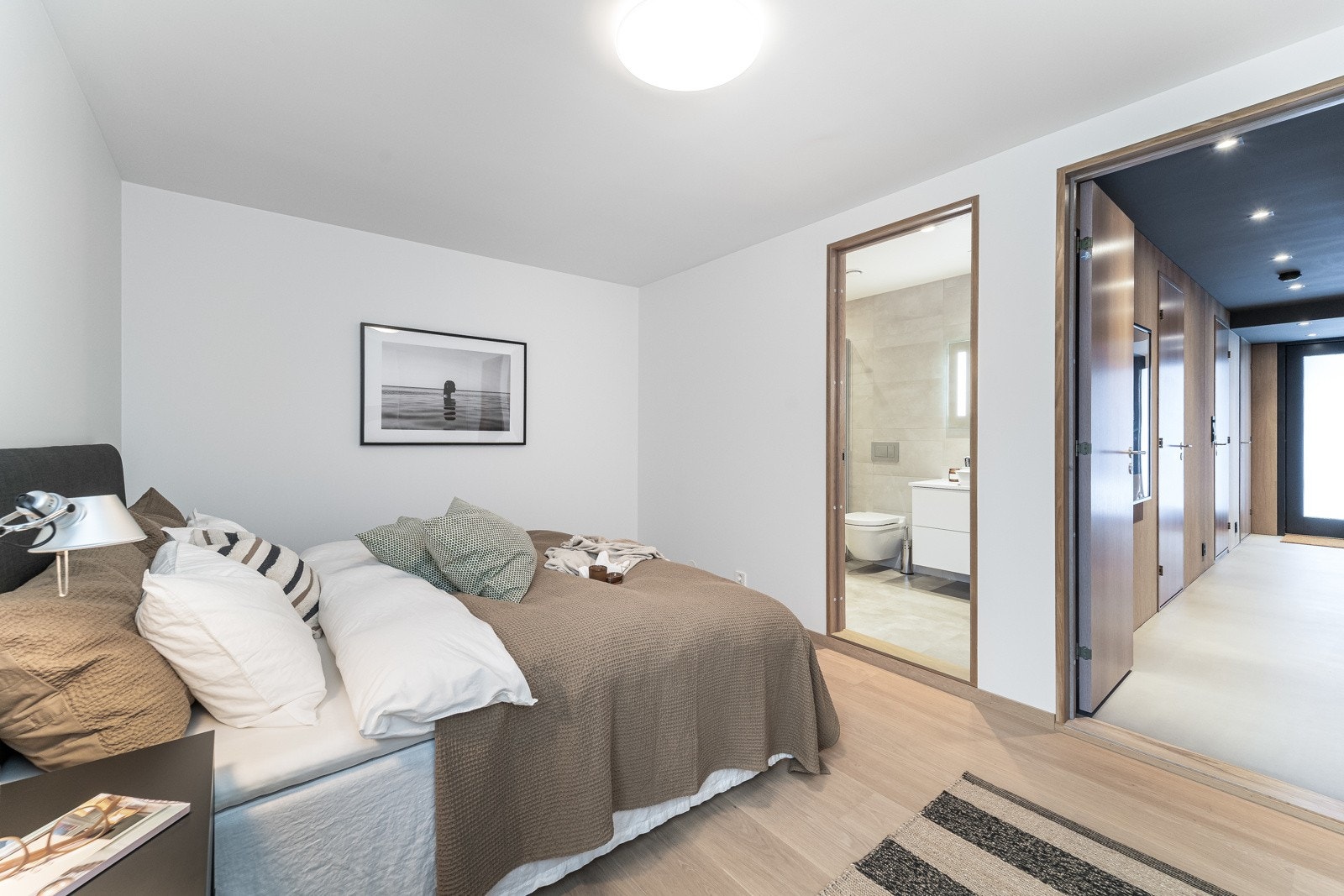 Romslig hovedsoverom med flott skyvedørsgarderobe, samt direkte adkomst til det ene badet. Galleribilde