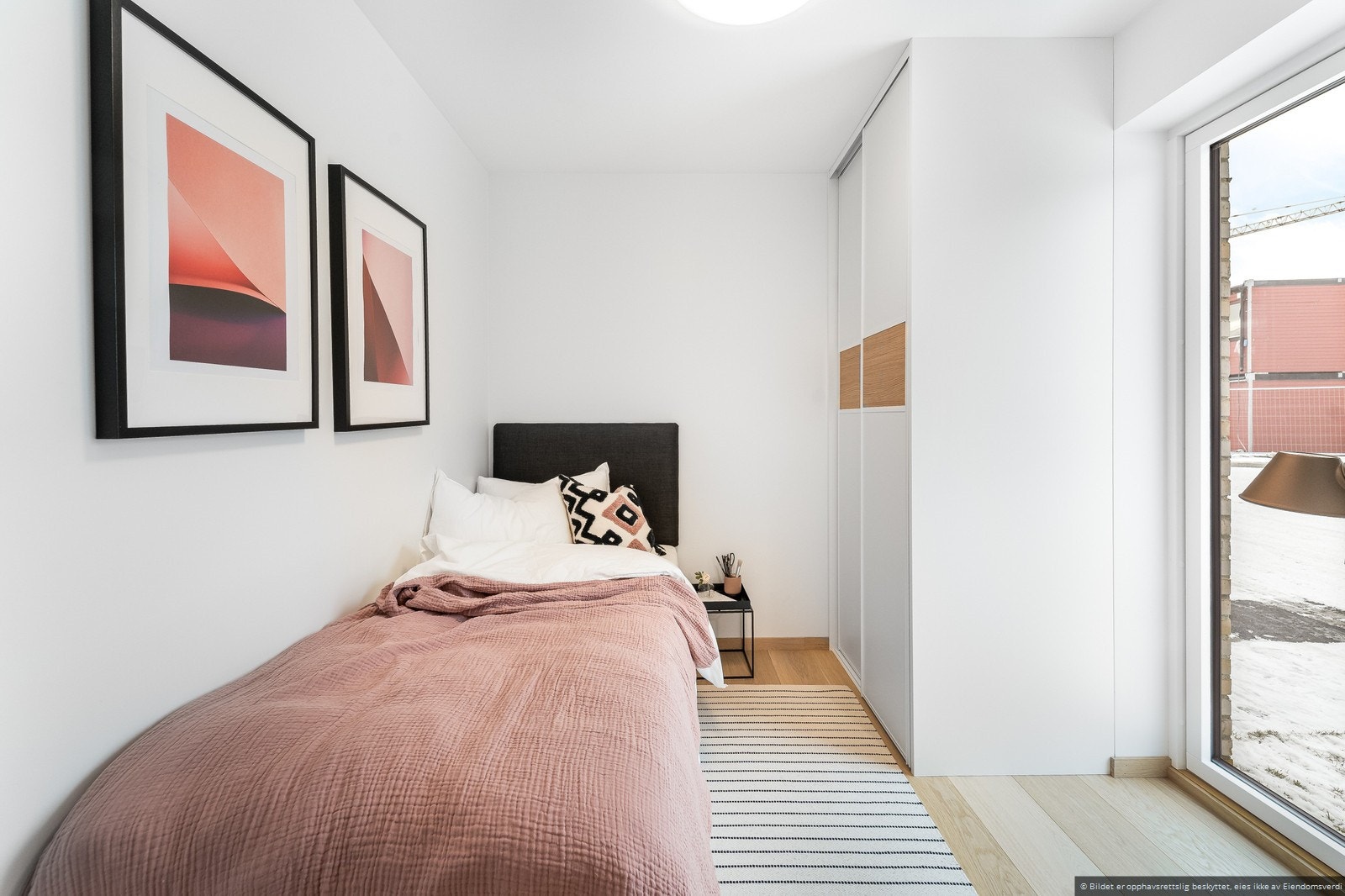 Det andre soverommet har også skyvedørsgarderobe, samt utgang til boligens fremside. Galleribilde