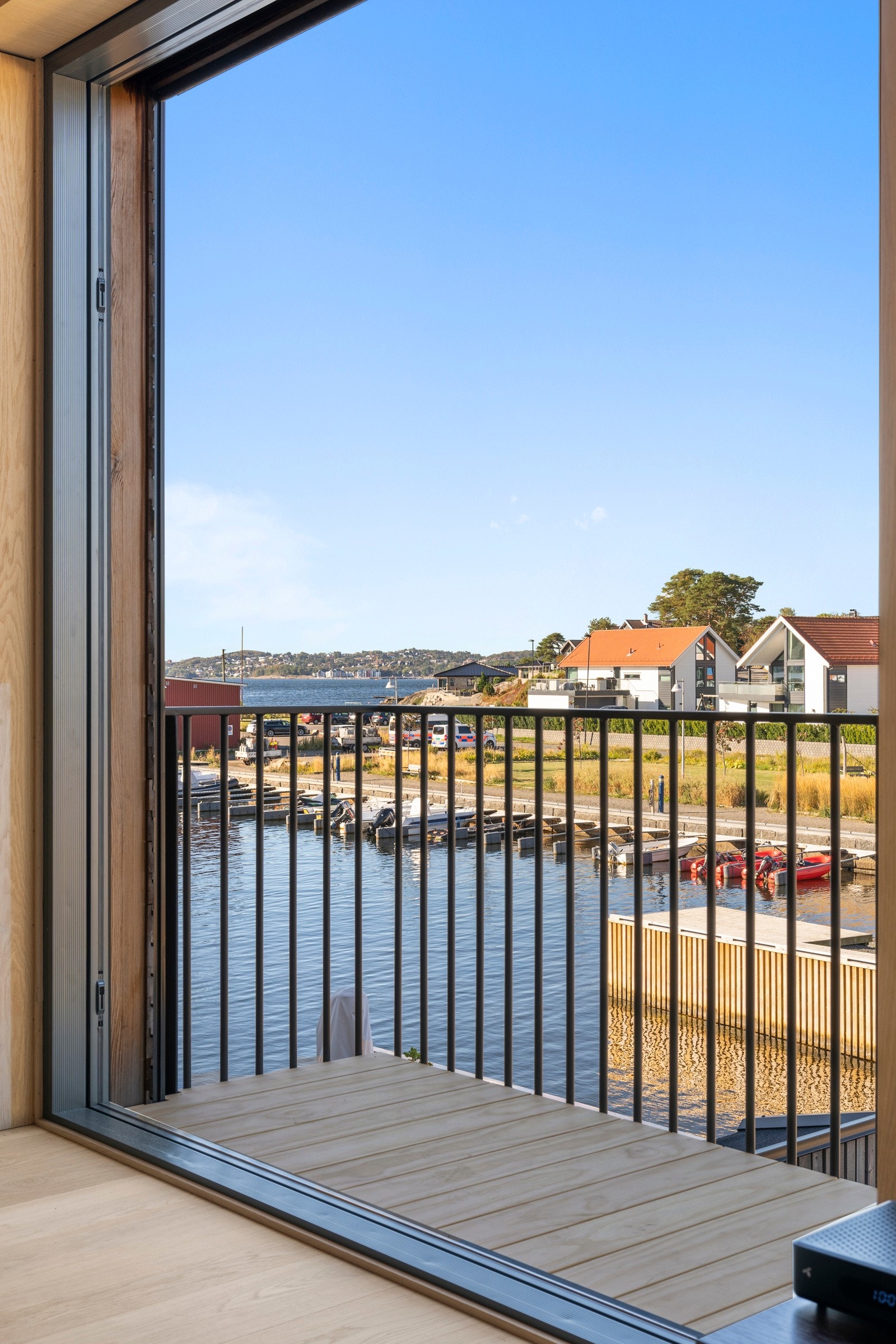 Det er en stor skyvedør ut til balkogen Galleribilde
