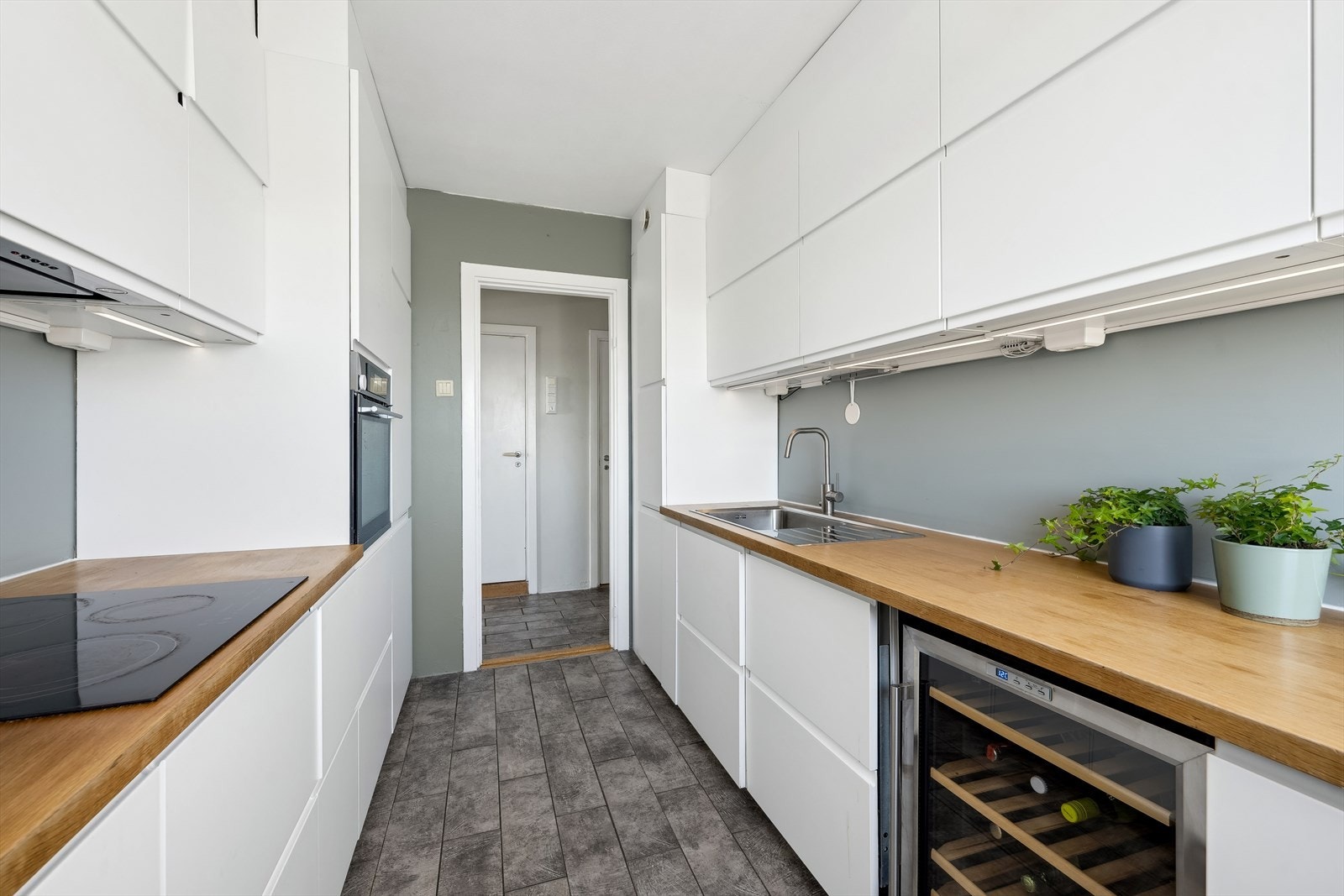 Kjøkken ble pusset opp i 2018 og har fått godt med skap og benkeplass, samt integrerte hvitevarer, blant annet stekeovn i arbeidshøyde. Galleribilde