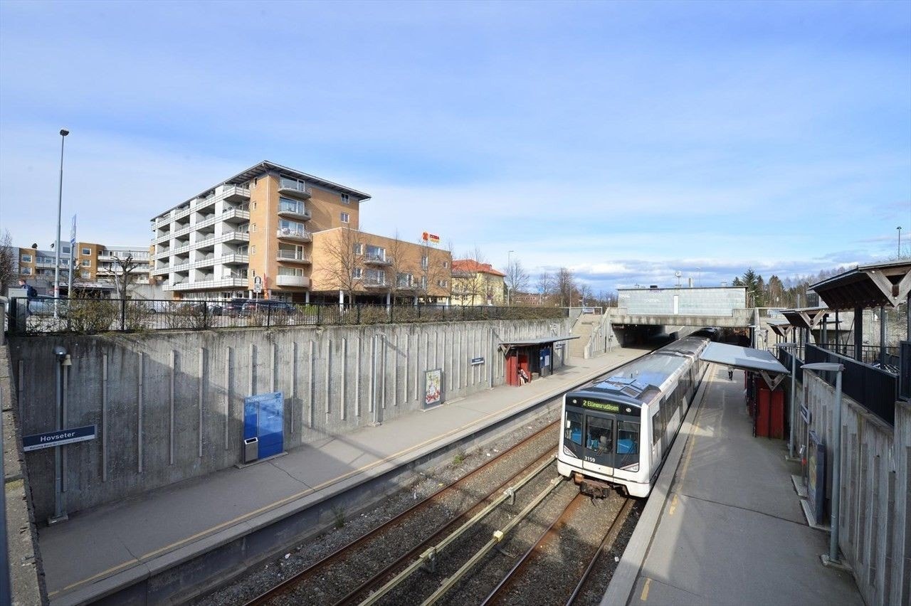 Hovseter T-bane og Holmen T-bane ligger ca med 8-9 min gange. Galleribilde