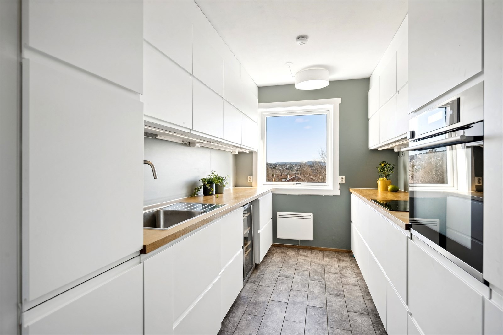 Det er inngang til kjøkken fra entre/gang.
Pent IKEA kjøkken fra 2018 med flott utsikt. Galleribilde
