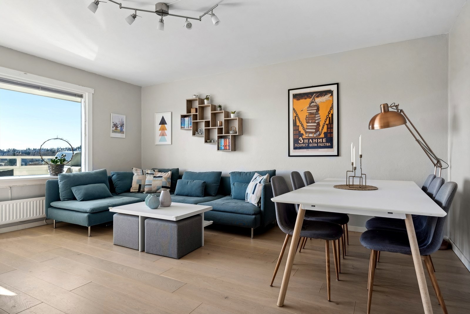 Det er god plass til sofa og stort spisebord. Galleribilde