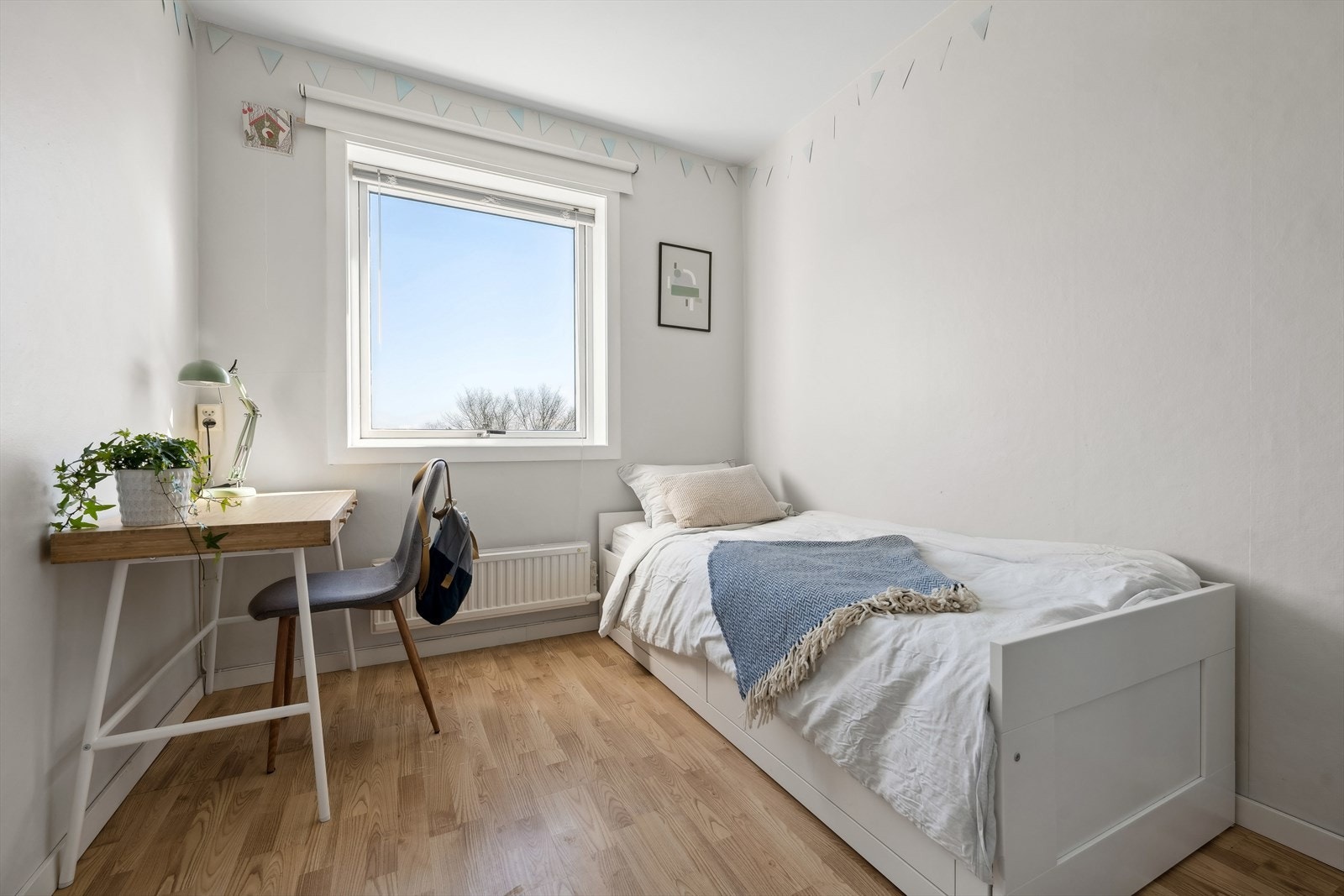 Soverom med inngang fra gang. Her er det plass til en seng som kan dras ut og kontor. Galleribilde