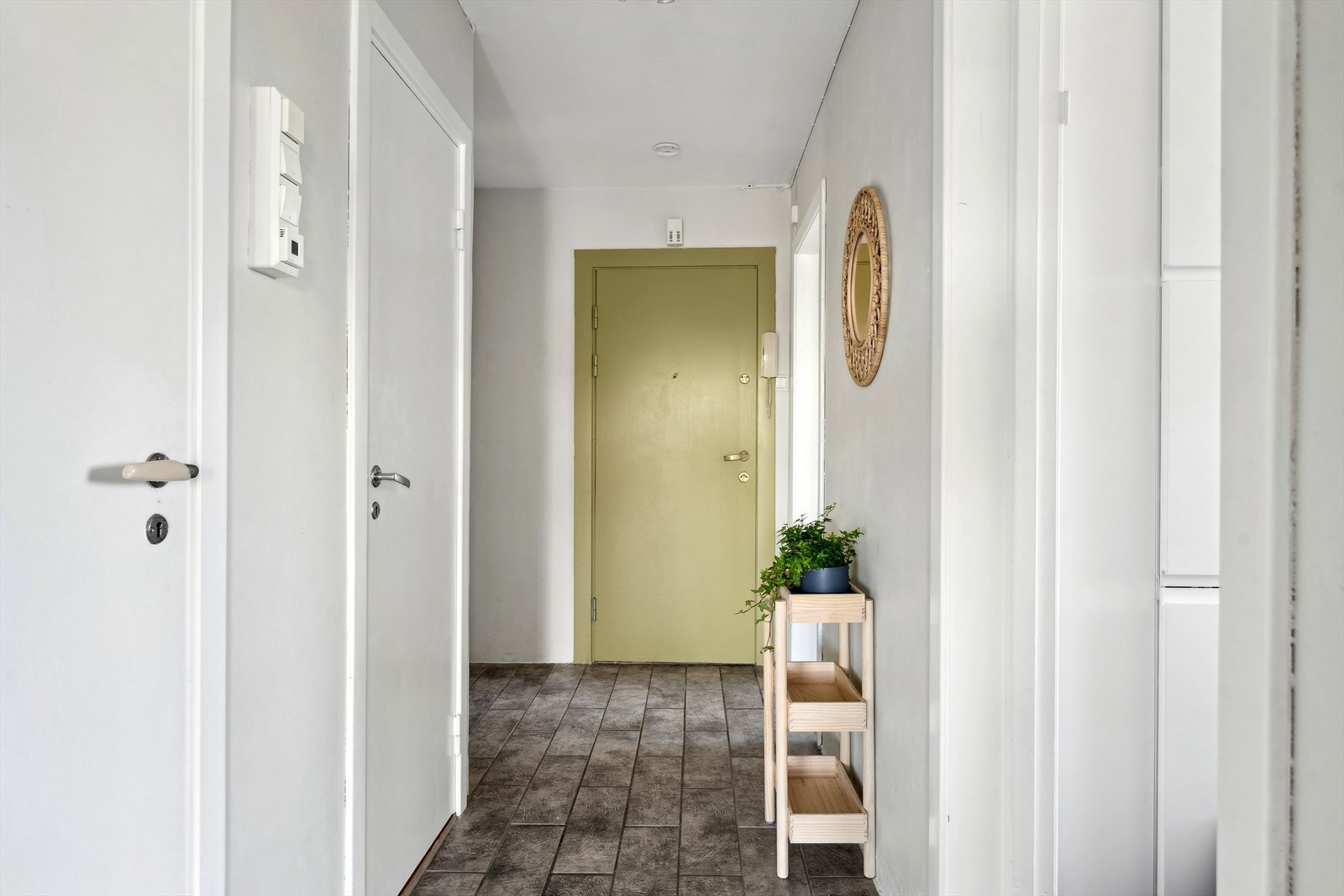 Praktisk flislagt entre/gang og med skyvedørsgarderobe. Galleribilde