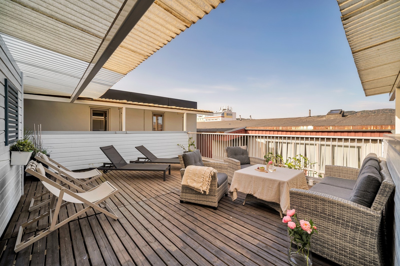 Felles takterrasse med utsøkte solforhold. - Bildet er tatt på morgenkvisten. Galleribilde