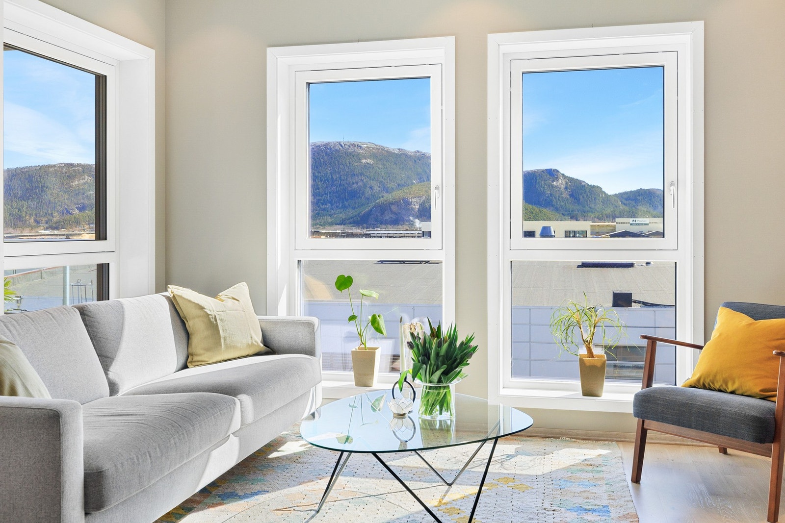 Leiligheten består av entré, stue/kjøkken, bad/vaskerom, 2 soverom og bod, hybel og hybelbad Galleribilde