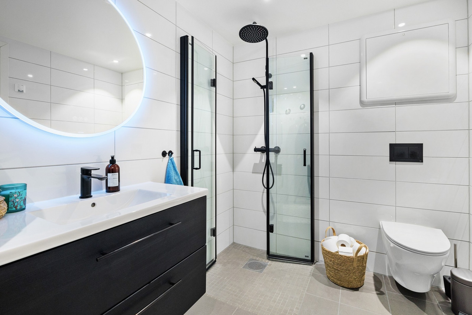 Bad/vaskerom med flislagte gulv og vegger, innredning fra Vikingbad Galleribilde