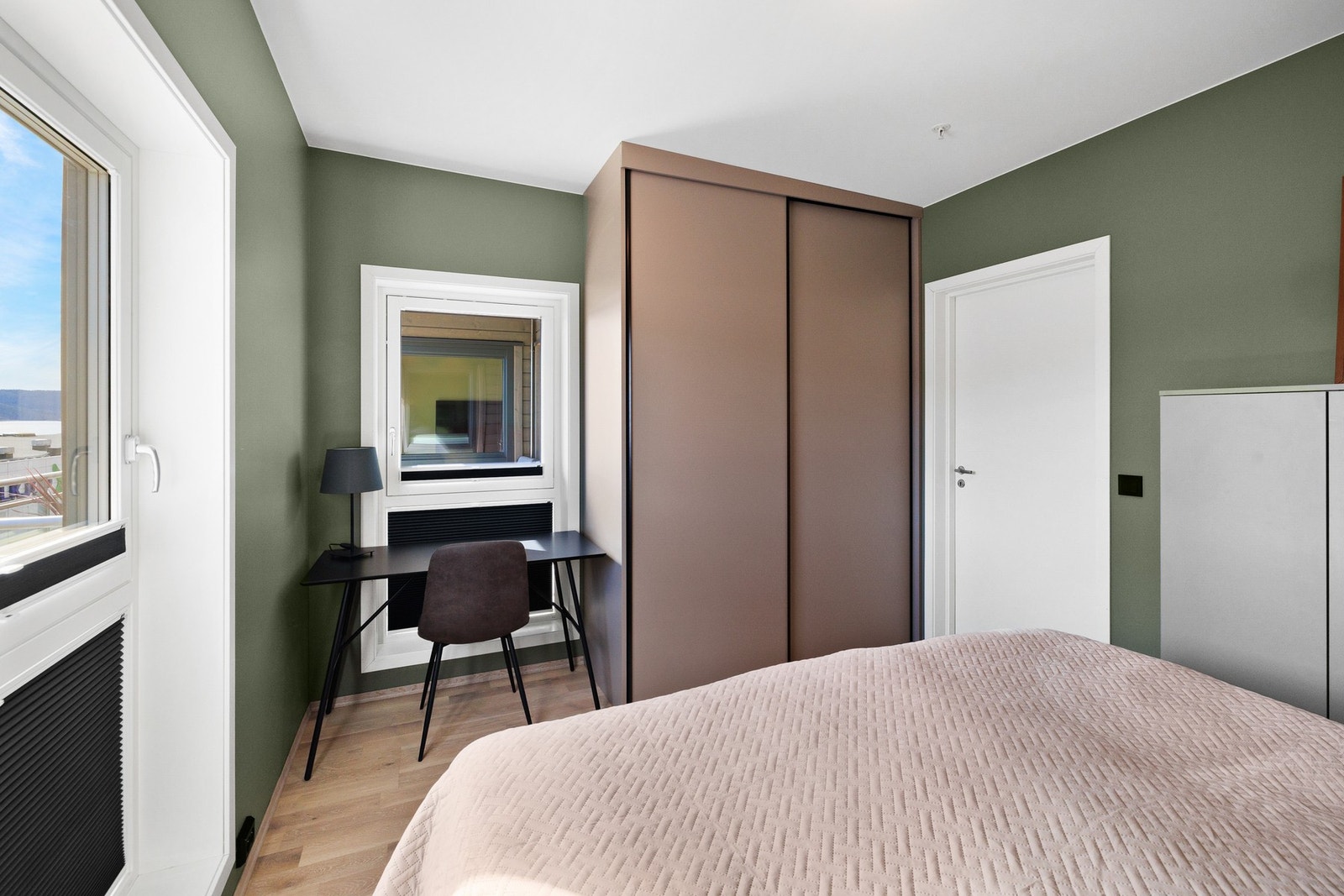 Soverom med garderobe og mulighet for kontorplass Galleribilde