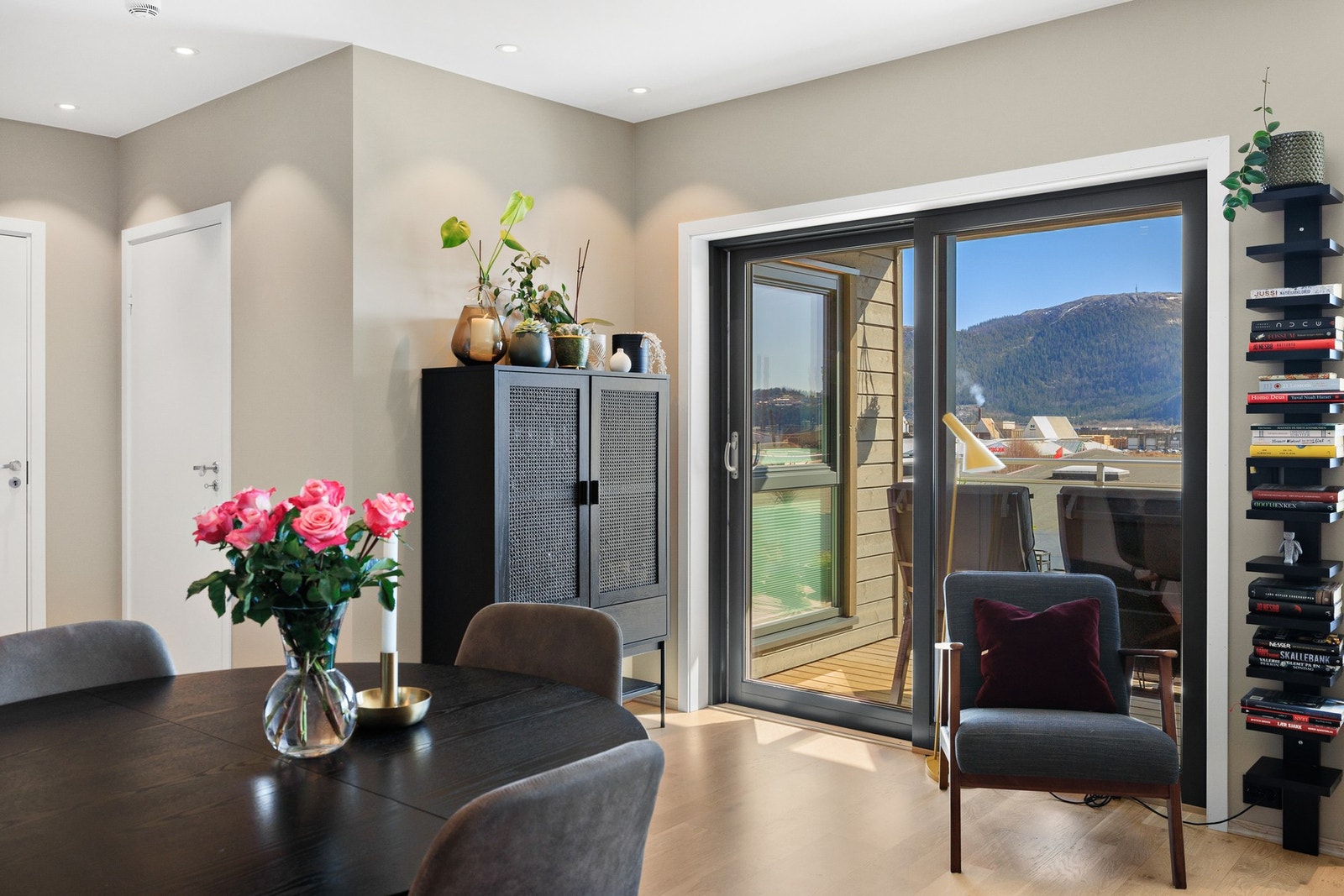 Fra stue er det adkomst til balkong Galleribilde