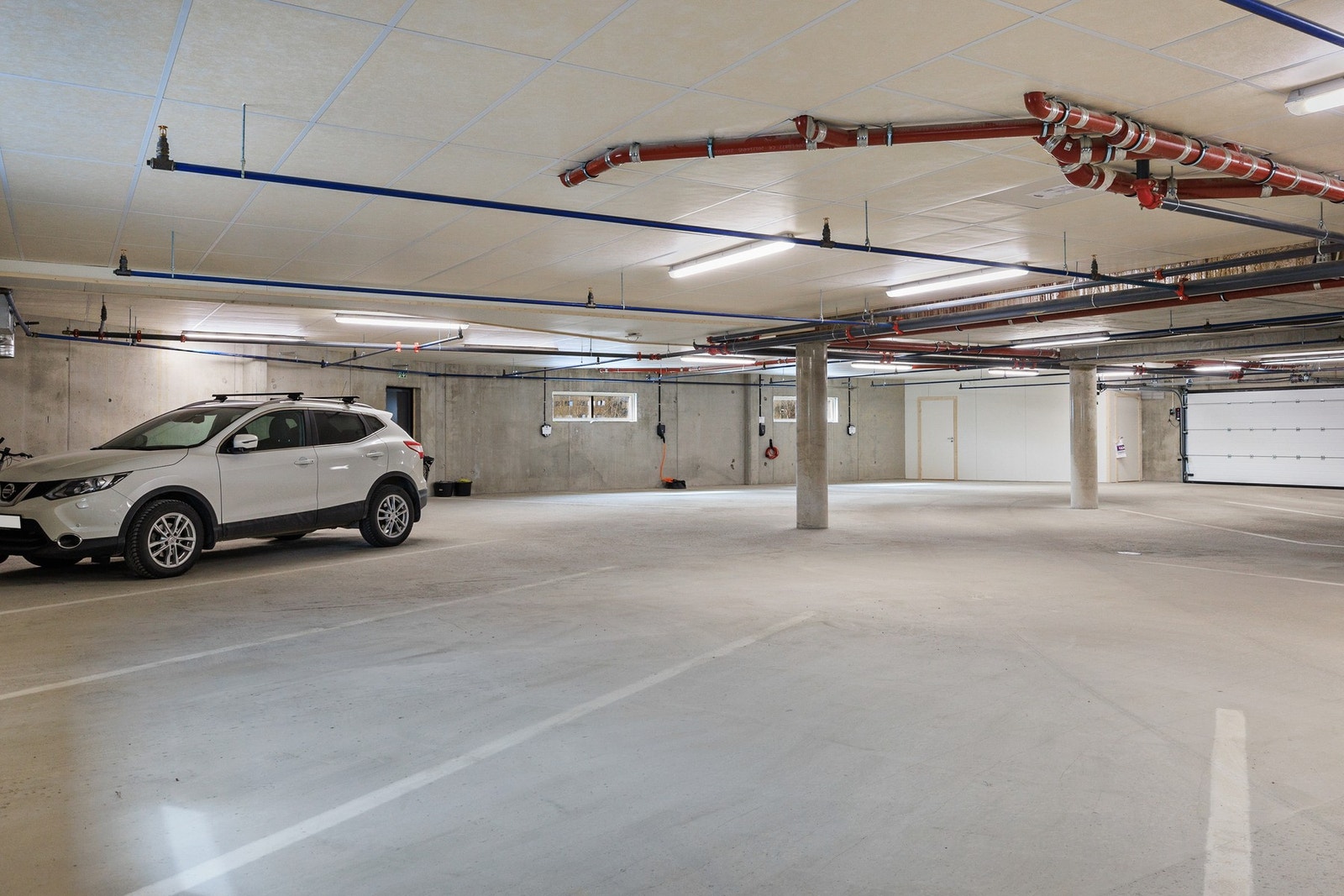 Parkering i bygningens 1. etasje, her har man også en egen bod Galleribilde