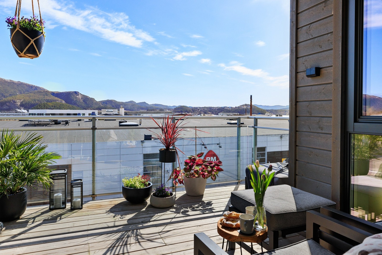 Sørvendt balkong med utsikt
utover nærområdet og mot indre del av Namsenfjorden Galleribilde