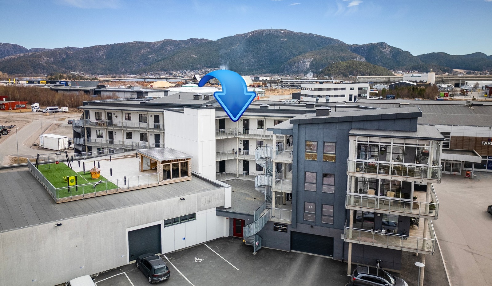 God adkomst fra privat veg med parkering i bygningens 1. etasje Galleribilde