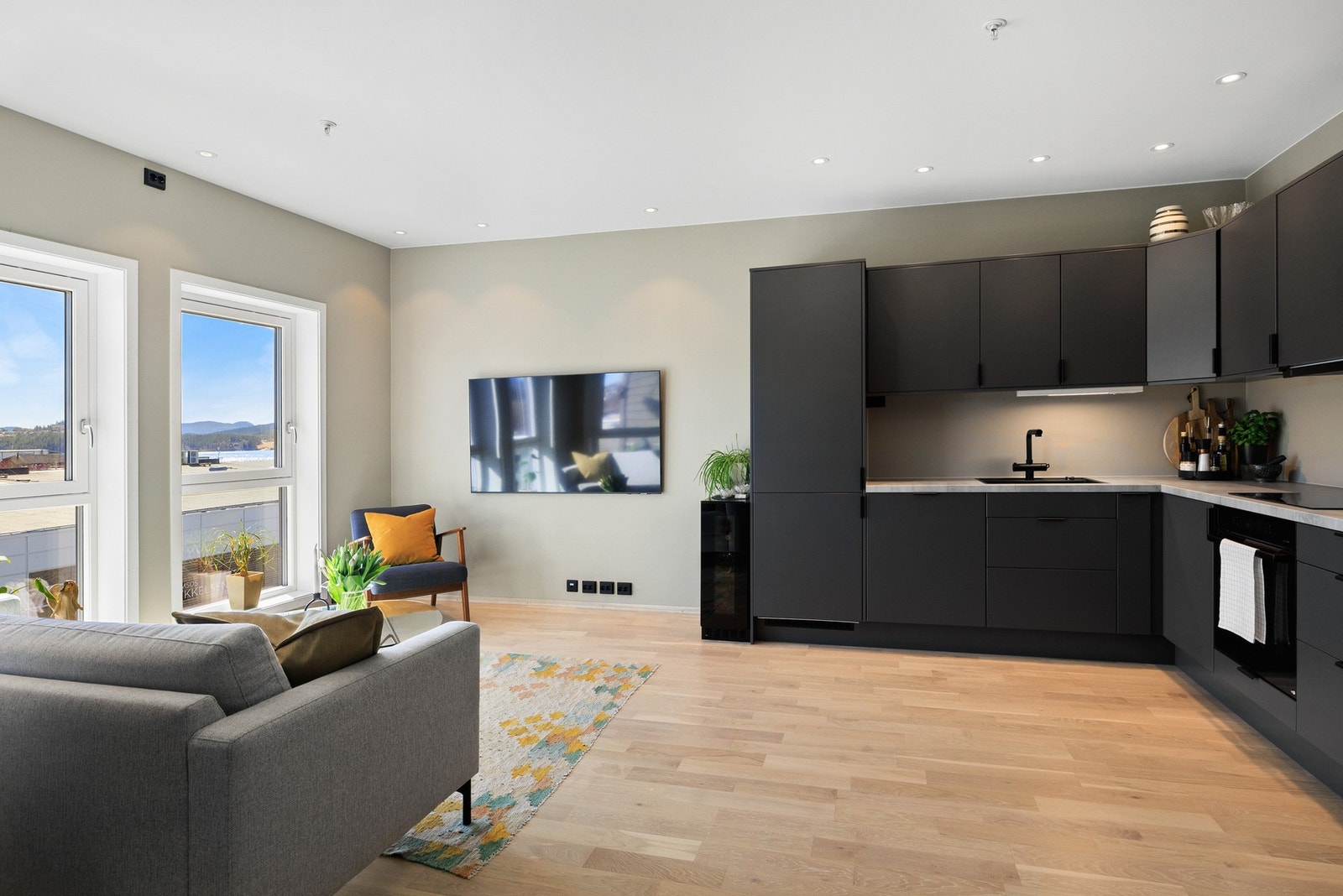 Kjøkken med åpen løsning mot stue Galleribilde