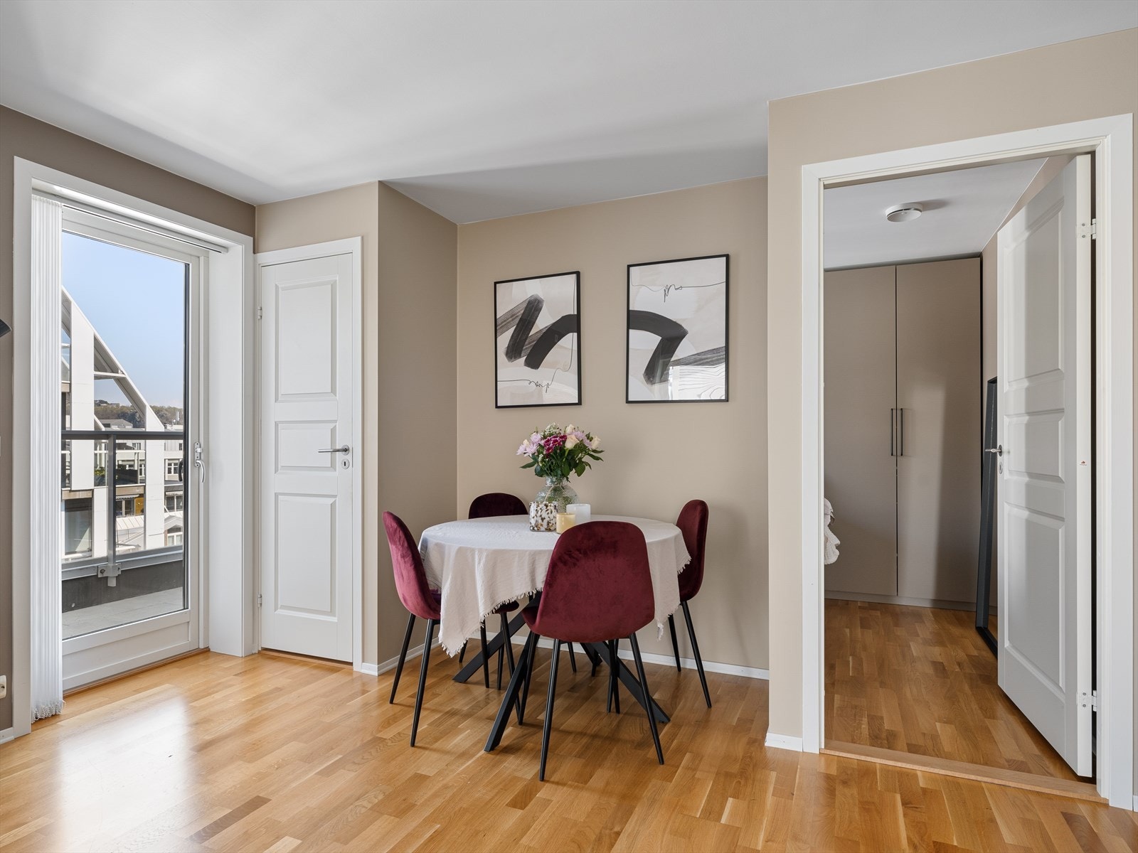 Eget innhukk for møblering av hjemmekontor eller spisebord - både rektangulært eller rundt. To dører inn til soverom, optimaliserer skapplass på soverommet. Galleribilde