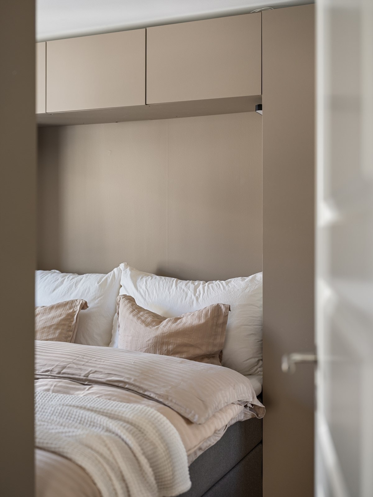 Skapplass på hver side, samt over seng. Galleribilde