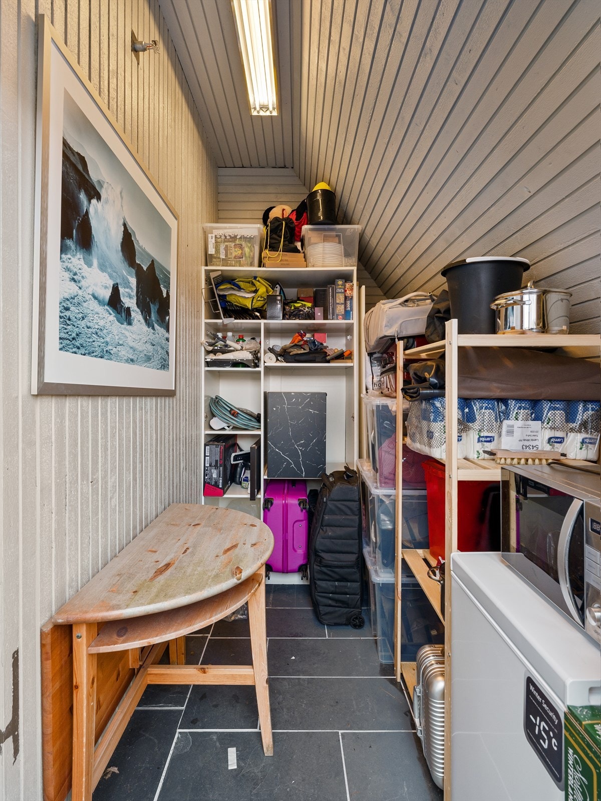 Egen, romslig bod med takhøyde, rett ut på den lille balkongen med morgensol. Galleribilde