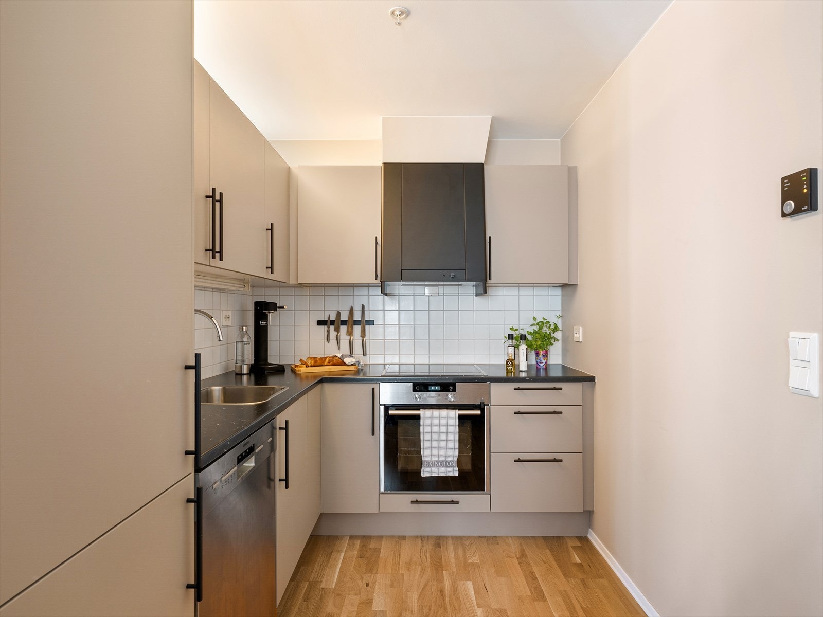 Delikat og innbydende, malt i muskatnøtt med sorte håndtak. Inntrukket fra stuen som frigir plass for møblering. Galleribilde