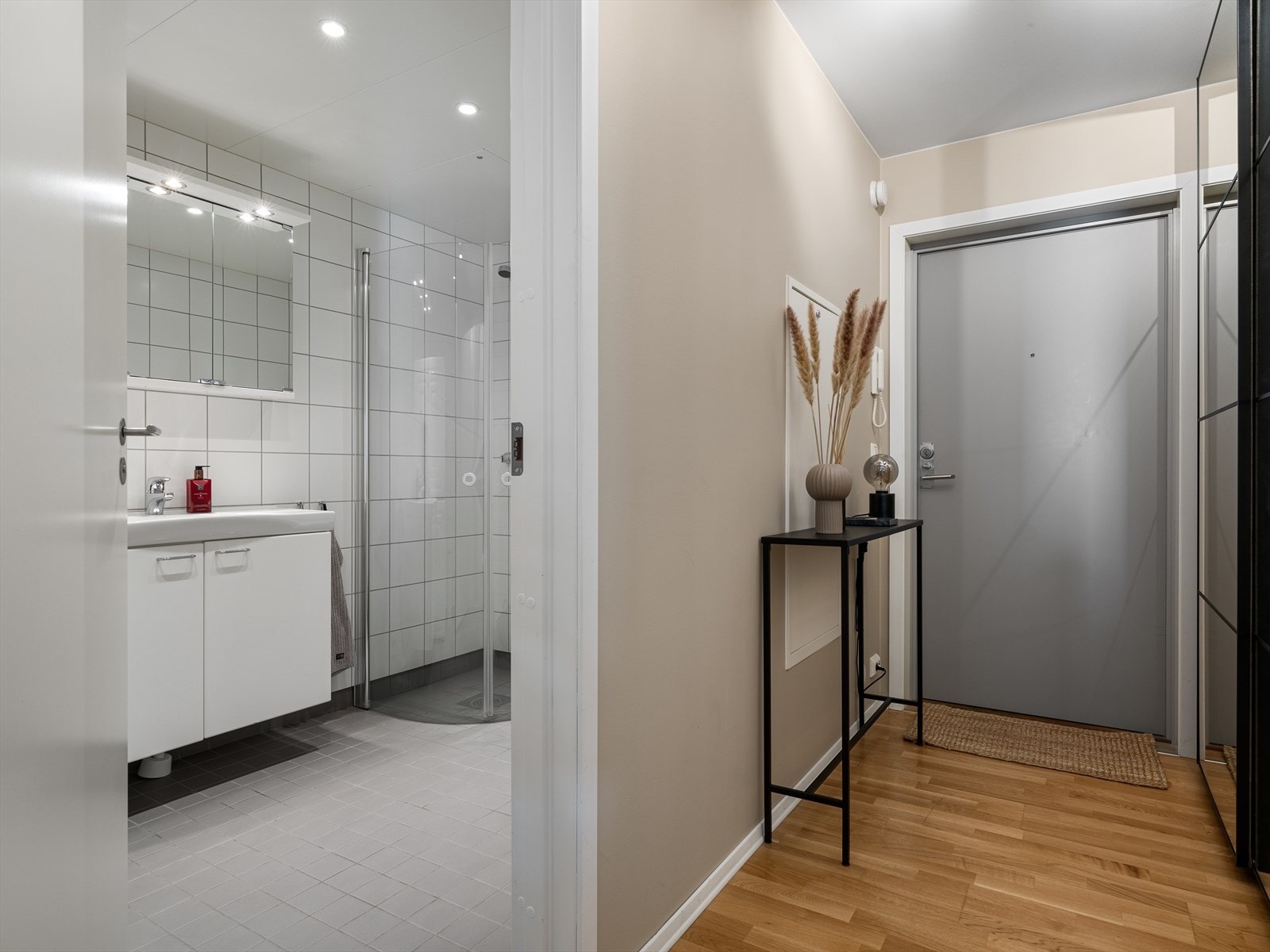 Romslig entre/gang med god plass til skyvedørsgarderobe eller annen oppbevaring. Mulighet for kommode/påkledningsbenk i tillegg. Galleribilde