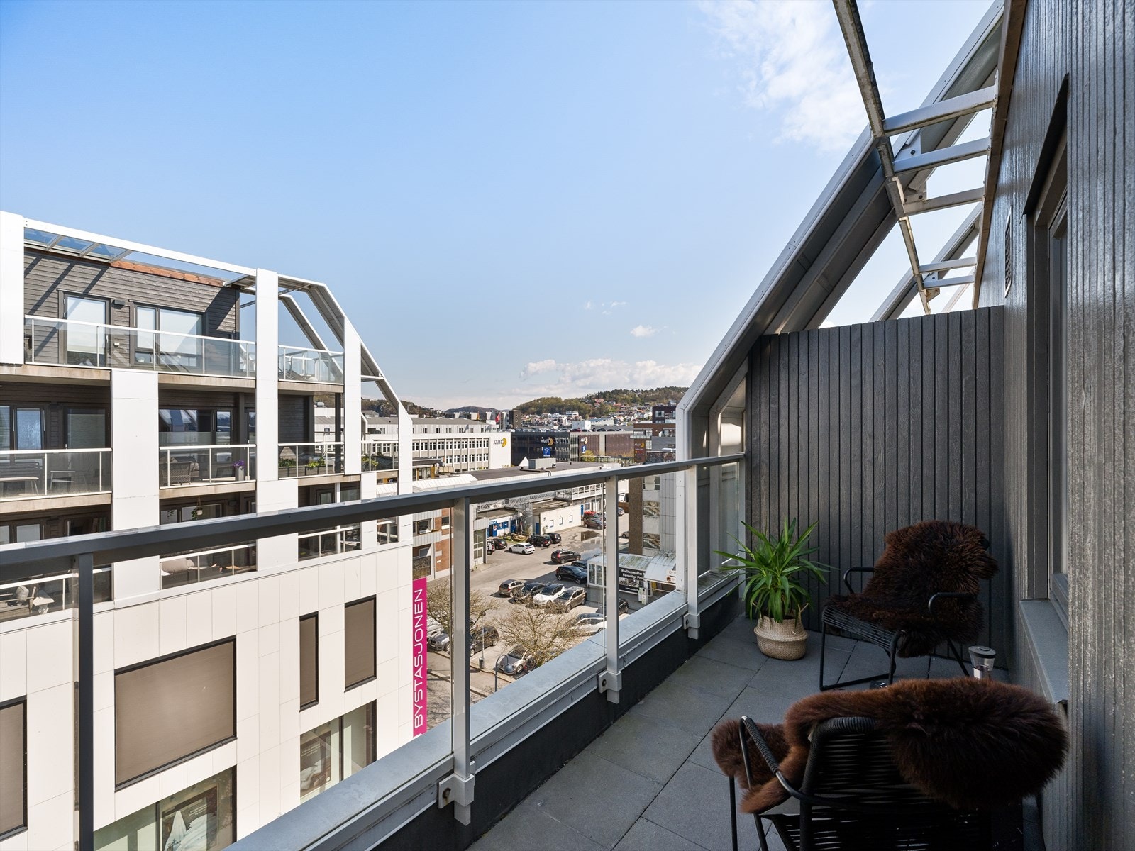 Den lille balkongen med morgen sol frem til kl 11:00, har også litt utsikt mot grønne heier rundt sentrum. Galleribilde